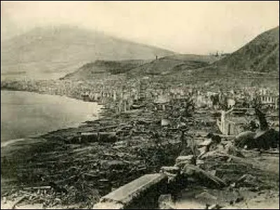 Ce 8 mai, une nuée ardente dévastatrice venue du volcan de la Montagne Pelée anéantit la ville de Saint-Pierre, causant la mort de 30 000 personnes : c'était en ...