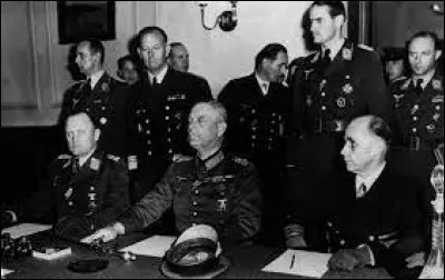 En 1945, la capitulation de l'Allemagne nazie est signée le 8 ...