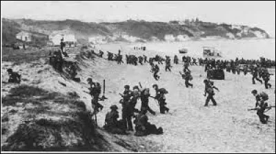 Ce 8 novembre, c'est l'opération Torch ; les troupes américaines et anglaises débarquent en Afrique du Nord (Maroc et Algérie) : c'était en ...