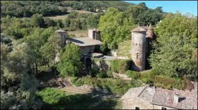 Quelle est cette commune du département de la Loire, peuplée de 530 habitants, située dans le sud du département, sur les flancs du massif du Pilat en bordure de la vallée du Rhône ?