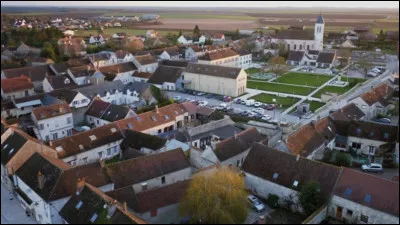 Quelle est cette commune du département de Seine-et-Marne, peuplée de 2 300 habitants, située près de Nemours en bordure de la forêt de Fontainebleau ?