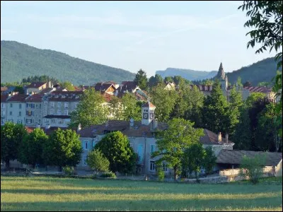 Quelle est cette commune de montagne du département de la Drôme, peuplée de 700 habitants, qui a connu des heures tragiques pendant la seconde guerre mondiale ?