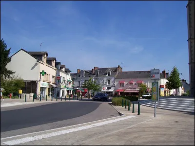 Quelle est cette ville de 20 000 habitants du département de la Loire-Atlantique, traversée par un affluent de la Loire et située dans l'agglomération de Nantes ?
