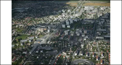 Quelle est cette ville du département de l'Aube, peuplée de 12 000 habitants, qui fait partie de l'agglomération de Troyes ?