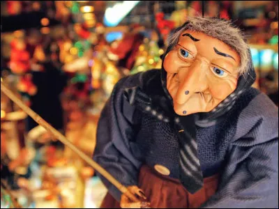 Passons au plat.
Autour du monde : 
Vous êtes à Rome, c'est l'hiver. Vous déjeunez tranquillement d'un bon "risotto" ou de pâtes carbonara, quand vous voyez passer une sorcière sur un balai. Vous vous affolez. Un petit Italien à côté de vous rigole : "Sì, sì, bene, è la ..., porta i doni ! " 
(C'est la ... elle apporte les cadeaux) !
Remplacez "" par le nom de la vieille dame.