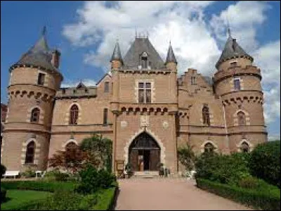 Nous sommes en Auvergne-Rhône-Alpes, au pied du château de Maulmont, à Saint-Priest-Bramefant. Commune de l'arrondissement de Riom, elle se situe dans le département ...