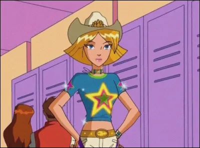 De quelle couleur est la tenue de Clover quand elle est en mission ?