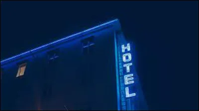 À quel chanteur faut-il attribuer le titre "Blue hotel" ?