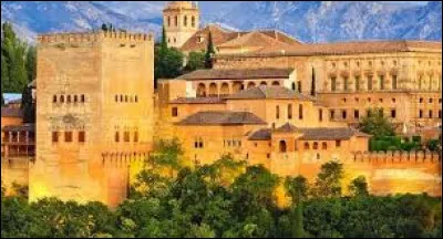 Vous êtes en Espagne et vous visitez l'Alhambra. Dans quelle ville vous trouvez-vous ?