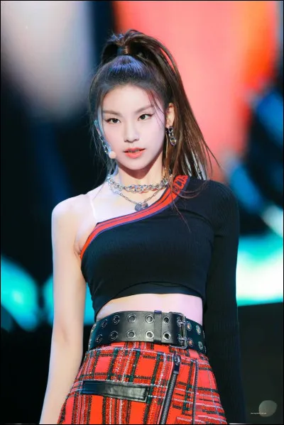 Quelle est environ la taille de Yeji ?