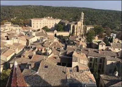 Dans quel département français se trouve la ville d'Uzès ?
