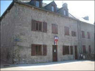 Nous commençons notre balade en Aubrac, à Albaret-le-Comtal. Village de l'arrondissement de Mende, il se situe dans le département ...