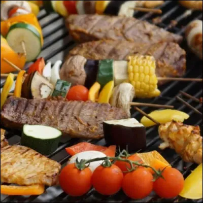 Comment est caractérisée une espèce qui mange de la viande et des végétaux ?