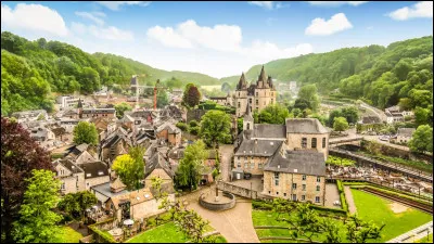 Dans quel pays se situe le village de Durbuy, connu comme la ville la plus petite du monde ?