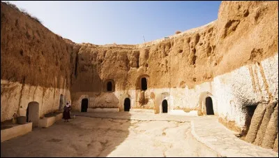 Dans quel pays se situe le village troglodyte de Matmata ?