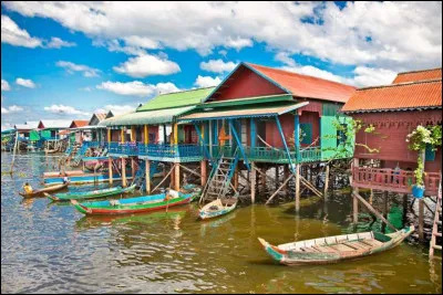 Dans quel pays se situe le village flottant de Kompong Khleang ?
