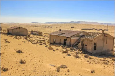Dans quel pays se situe le village abandonné de Kolmanskop ?