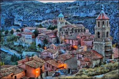 Dans quel pays se situe le village d'Albarracín ?