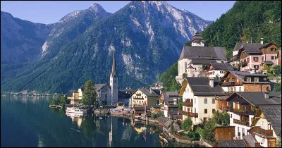 Dans quel pays se situe le village de Hallstatt ?