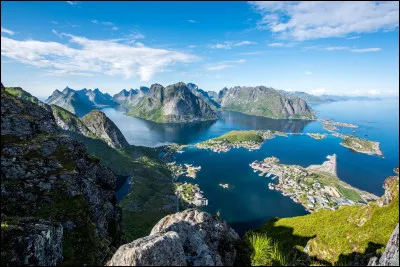 Dans quel pays se situe le village de Reine ?