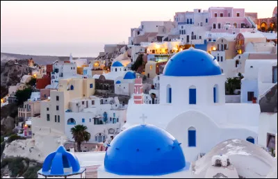 Dans quel pays se situe le village d'Oia ?