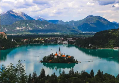 Dans quel pays se situe le village de Bled ?