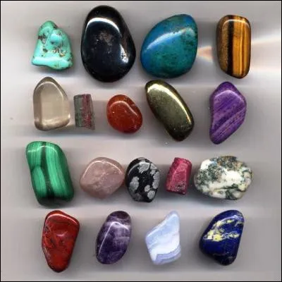 Quel nom de pierre gemme tr&egrave;s dure, qui poss&egrave;de une symbolique tr&egrave;s forte en Chine depuis la Pr&eacute;histoire, d&eacute;signe en r&eacute;alit&eacute; plusieurs min&eacute;raux similaires, dont la n&eacute;phrite ?