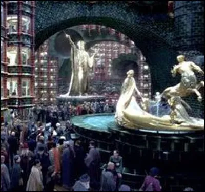 Qui Harry et Arthur surprennent-ils en train de parler au ministère ?