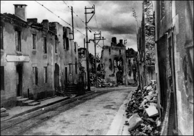 En 1944, la division SS "Das Reich" incendie le village d'Oradour et massacre la population, le 10 ...
