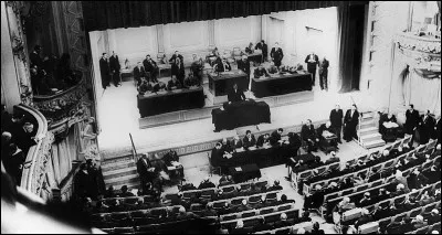 En 1940, l'assemblée nationale, réunie à Vichy, vote les pleins pouvoirs à Pétain le 10 ...