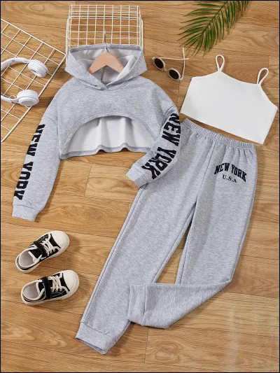 Quelle est la couleur du tee-shirt sur la tenue ?