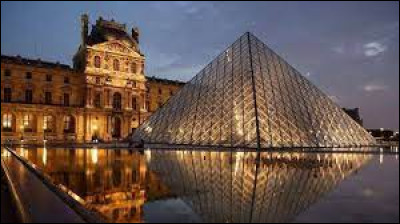 Dans quelle ville se trouve-t-on lorsqu'on visite le musée du Louvre ?