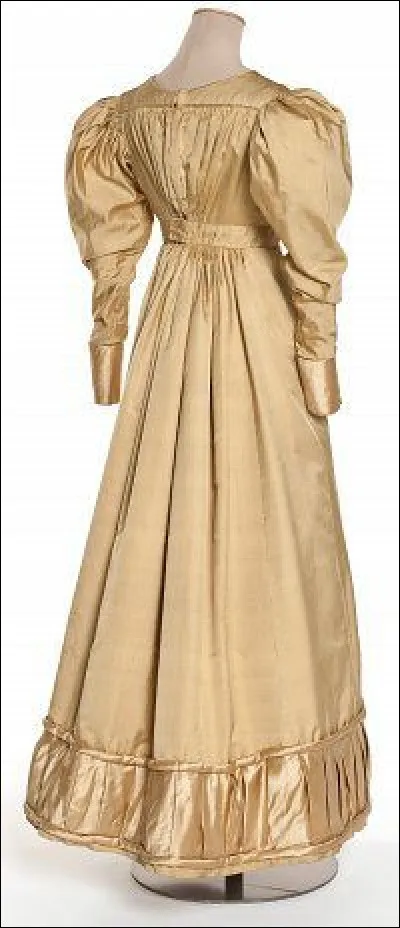 Voici, en photo, une robe à manches...