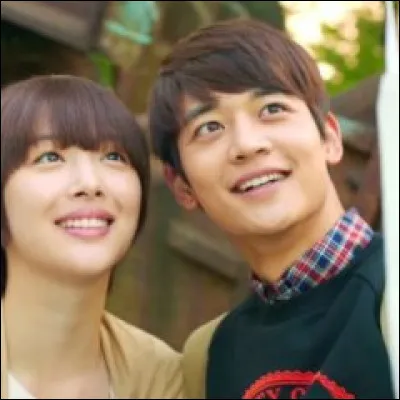 Dans "To The Beautiful You", de quelle couleur est le lacet que Goo Jae-hee donne à Kang Tae-jun pour lui porter bonheur ?