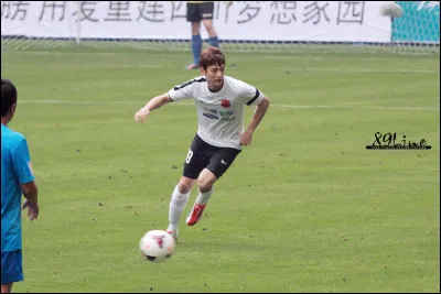 Plusieurs fois il a évoqué le fait que son métier de rêve avant était de devenir footballeur professionnel. Pourquoi n'a-t-il pas suivi cette voie ?