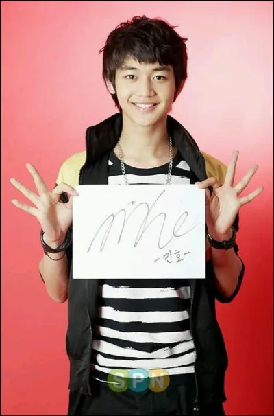 Combien de fois Minho a-t-il refusé de rejoindre la SM Entertainment avant d'accepter et de devenir trainee ?