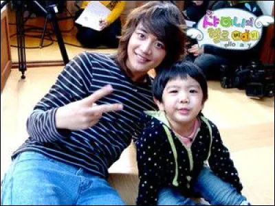 Lors de l'émission "Hello Baby", quel membre des SHINee Minho fait-il semblant de frapper parce qu'il lui avait gribouillé le visage sur le paravent à leur effigie ?