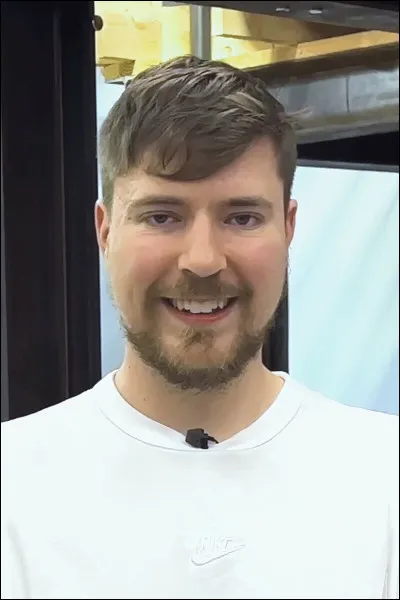 Comment ce youtubeur américain s'appelle-t-il ?