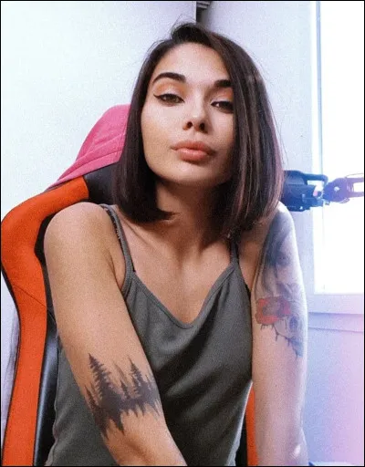 Comment cette youtubeuse s'appelle-t-elle ?