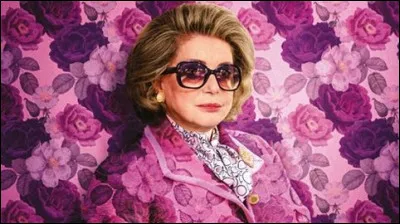 Dans quelle comédie peut-on la voir en première dame de France ?