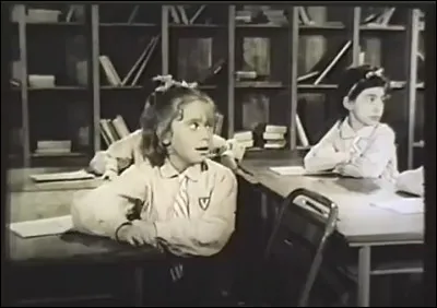 À 13 ans, Catherine Deneuve fait ses premiers pas devant la caméra avec une figuration dans la comédie dramatique "Les Collégiennes". Qui est le réalisateur ?