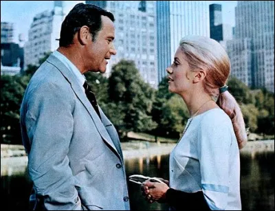 Deneuve tente, à la fin des années 60, une carrière américaine. Au côté de quel acteur joue-t-elle dans "Folies d'avril" ?