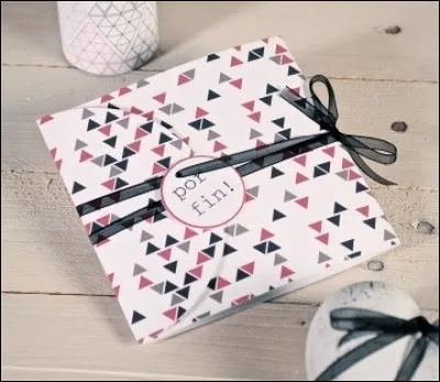 Mamy, ouverte à toutes les nouveautés ouvre son cadeau ! Dernier album de Kendji Girac sorti en 2022 !