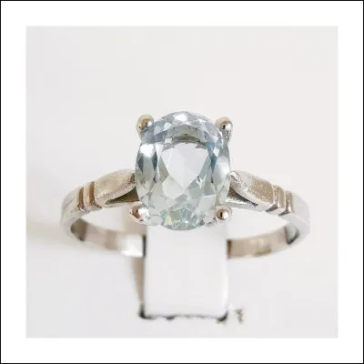 Quant à sa sur qui vient de fêter ses 20 ans, c'est une superbe bague qui viendra combler ses souhaits ! Quelle est cette pierre fine ?