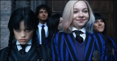 Comment s'appelle la colocataire de chambre de Mercredi ?