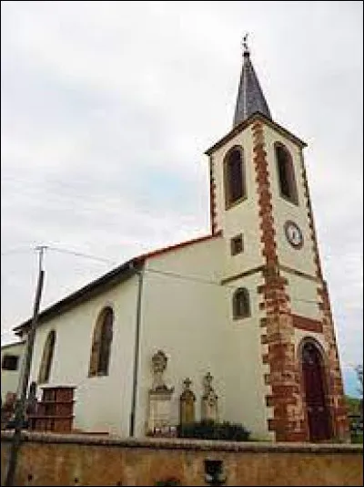 Nous sommes maintenant en Lorraine, devant l'église Sainte-Barbe de Desseling. Village du Pays de Sarrebourg, il se situe dans le département ...