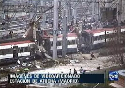 Ce 11 mars, Madrid est frappée par des attentats islamistes dans des trains de banlieue, qui font près de 200 morts : c'était en ...
