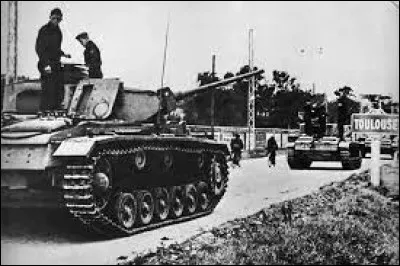 Ce 11 novembre, en réponse au débarquement anglo-américain en Afrique du Nord, l'armée allemande franchit la ligne de démarcation et envahit la France dite "libre" : c'était en ...