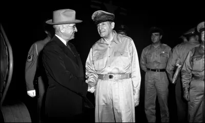 Ce 11 avril, le président américain Truman relève de son commandement en Corée le général MacArthur, en partie pour insubordination : c'était en ...