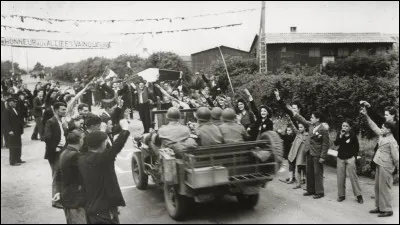 Le 11 mai 1945, cette ville française est la dernière ville d'Europe libérée, après la reddition de sa garnison allemande : il s'agit de ...